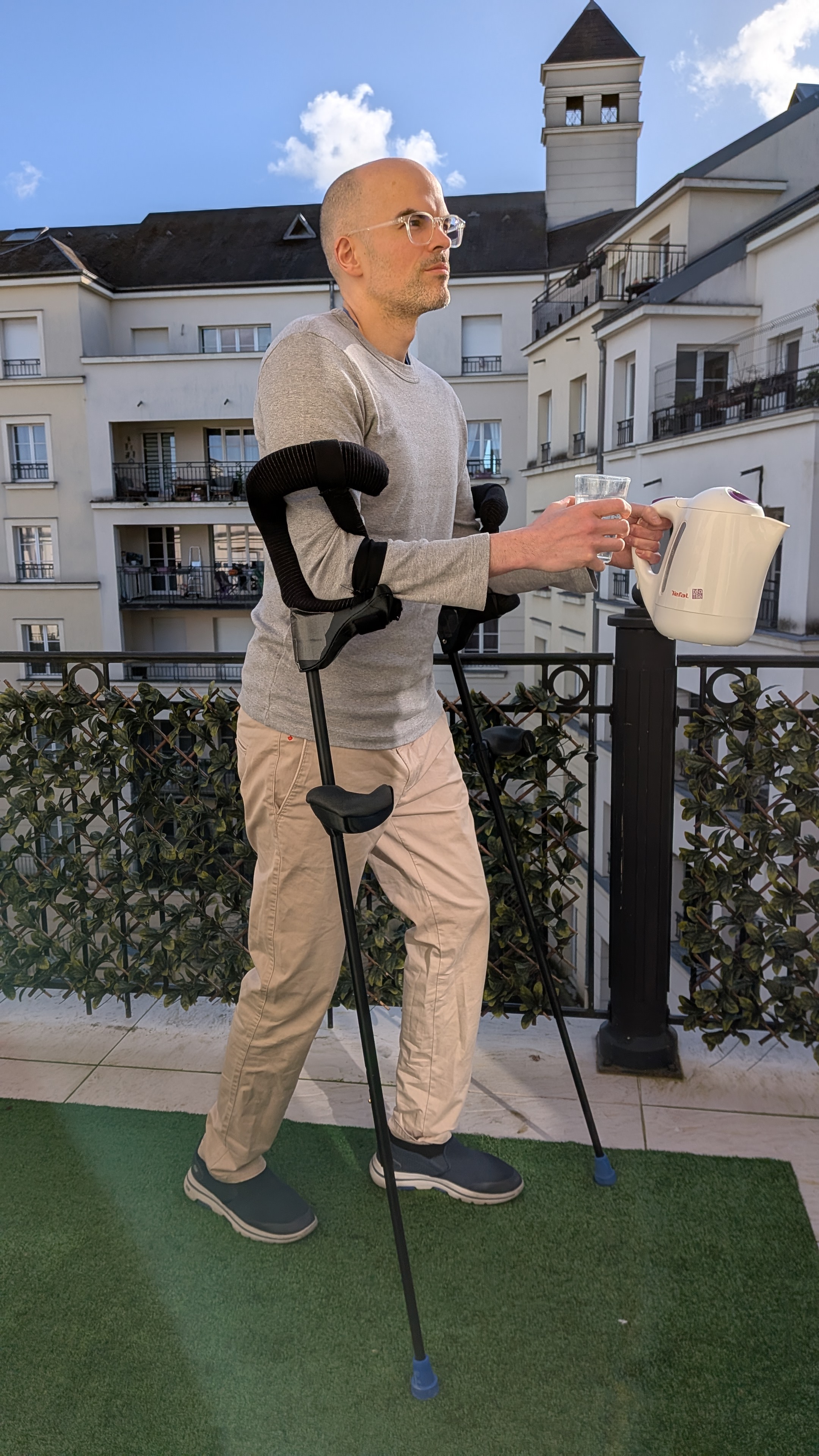 Un homme utilisant Legmio en mode mains libres. A man using Legmio in hands-free mode.